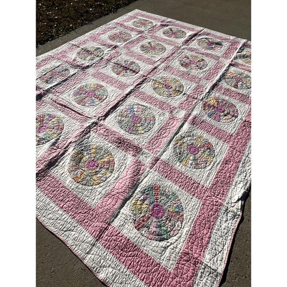 Mabel's 1945 Pink & White Dresden Plate Feedsack Floral Quilt - Picture 4 of 6